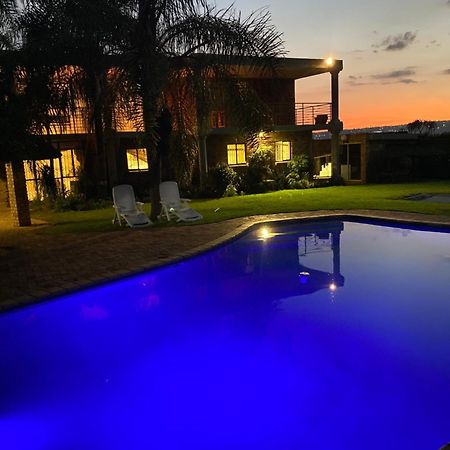 C And C Guest House/ Bed And Breakfast Pretoria-Noord Exteriör bild