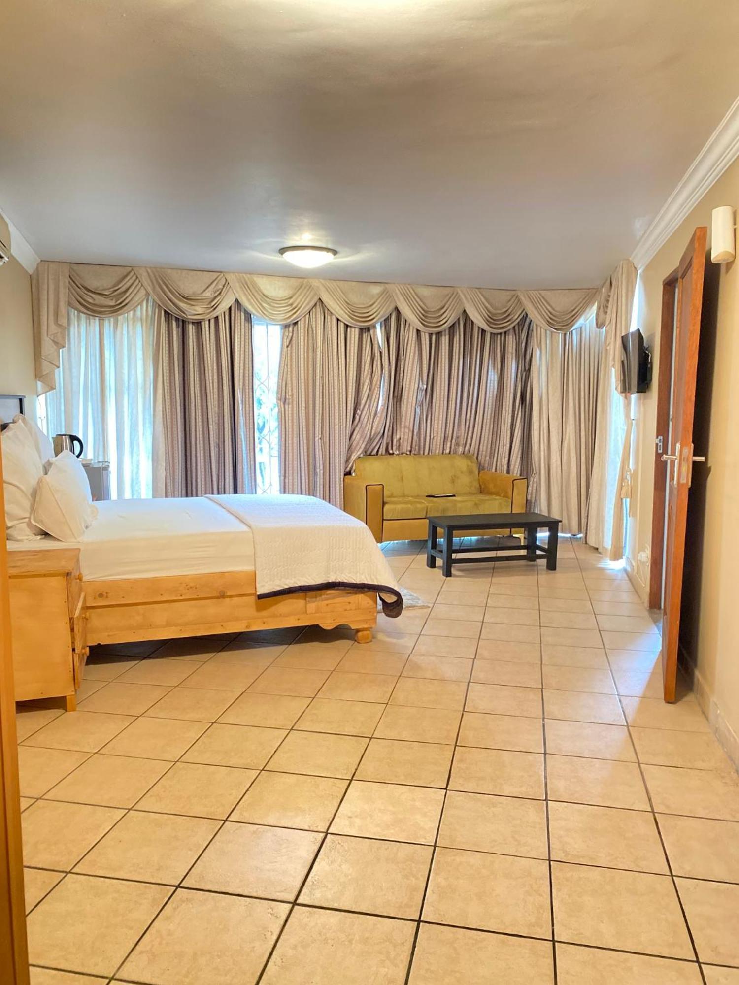 C And C Guest House/ Bed And Breakfast Pretoria-Noord Exteriör bild