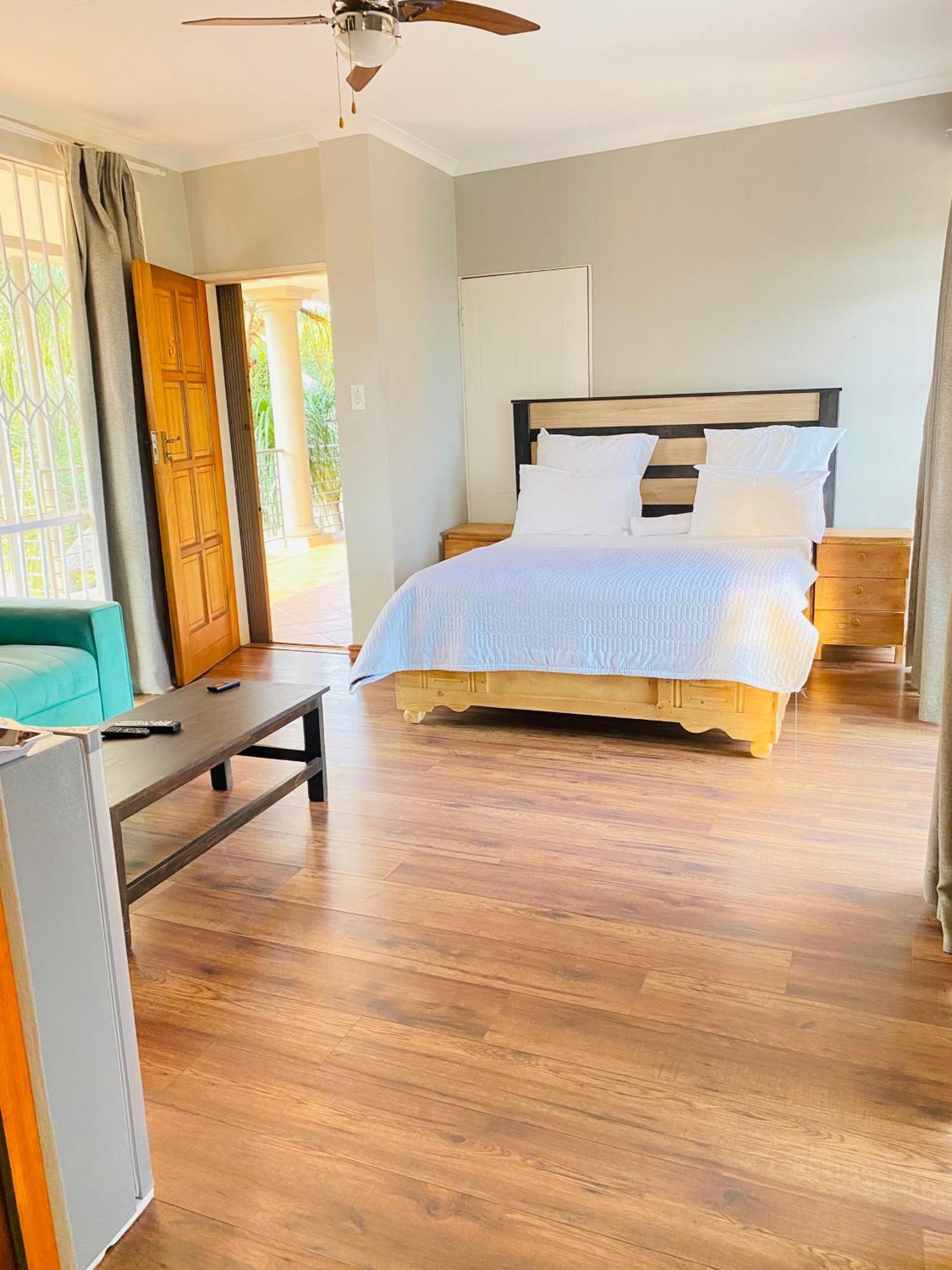 C And C Guest House/ Bed And Breakfast Pretoria-Noord Exteriör bild