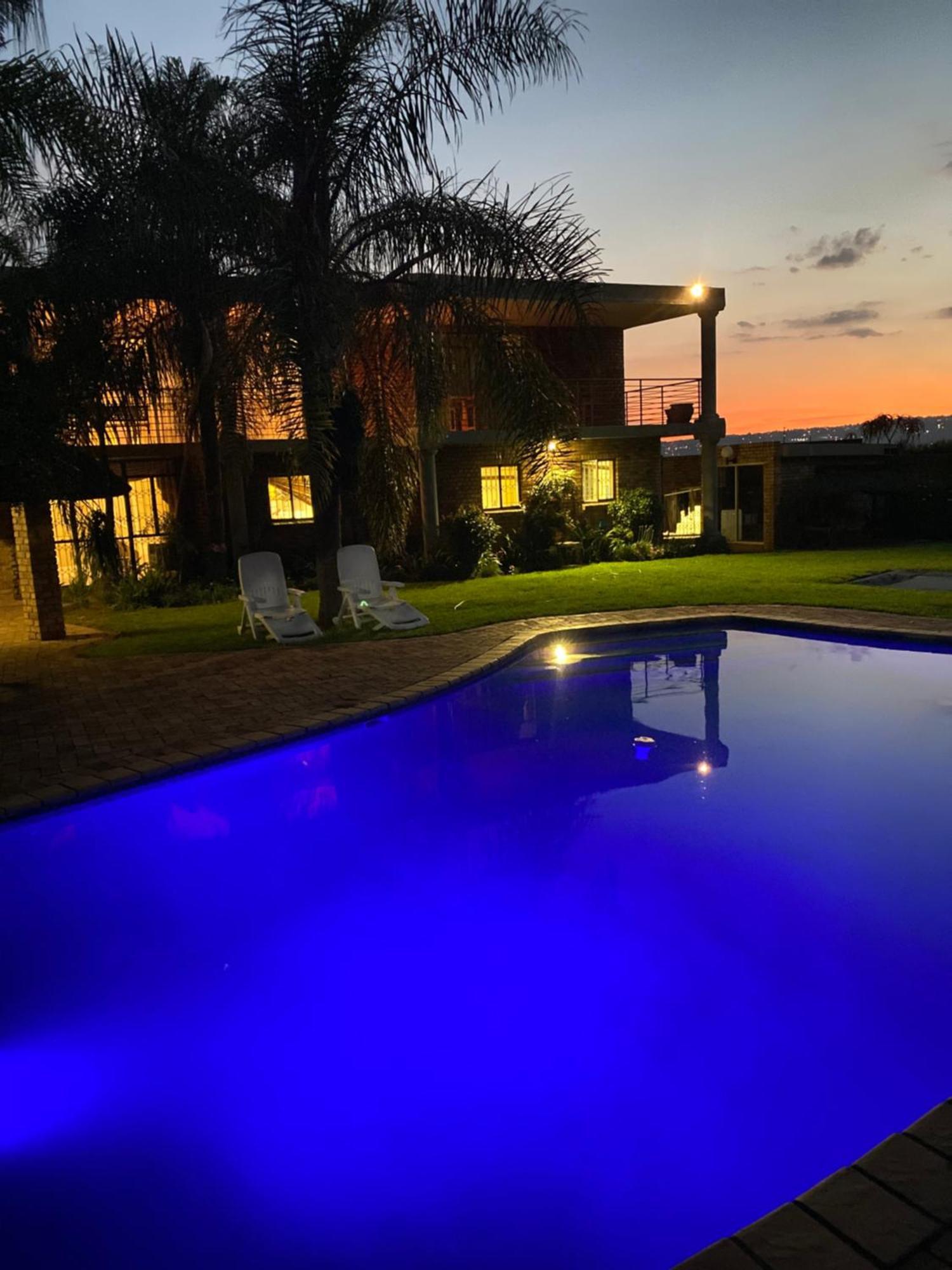 C And C Guest House/ Bed And Breakfast Pretoria-Noord Exteriör bild